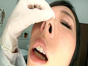 女医の猥褻鼻舐めレズ診察　サンプル画像19